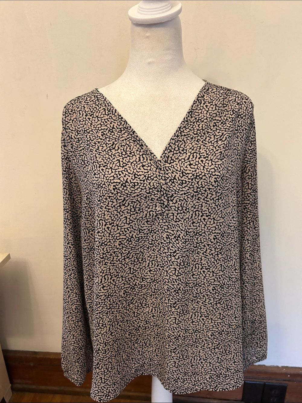 Pleione V-Neck Long Sleeve Printed Blouse in Black & Beige Size XL EUC